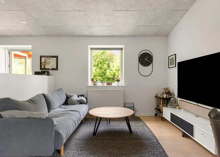 - Close To Ocean And Marslet